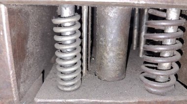 Beyaz zemin üzerinde metal zincir.