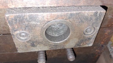 Ahşap arka planda metal kapı kolu.