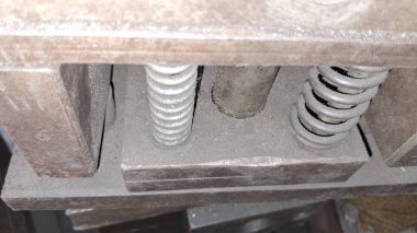 Ahşap bir masanın üzerindeki paslı demir.