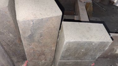 Fabrikadaki eski paslı metal boru.