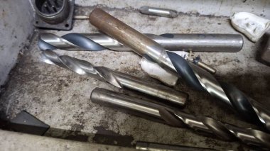 Matkapla büyük bir metal matkabı kapat.