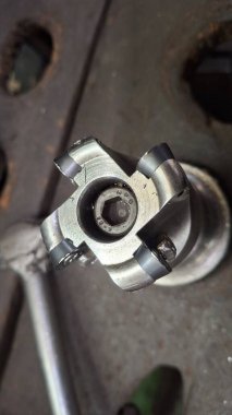 Metal ve çelik parçaları üreten endüstriyel bir makinenin parçası.