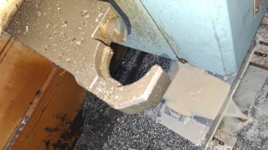 Metal bir boruya yakın.