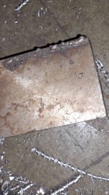 Beyaz arka planı olan paslı metal bir kapı.