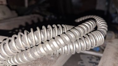 Metal bir boruya yakın.