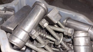 Bir araba motorunun yakın çekim görüntüsü.