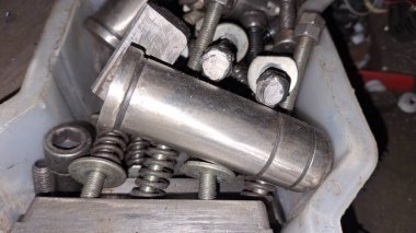 Eski metal zincir ve bir sürü alet.