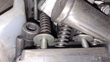 Siyah arkaplanda araba motoru