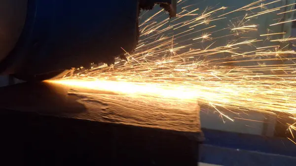 Kaynak metali kıvılcımlar ve dumanlar