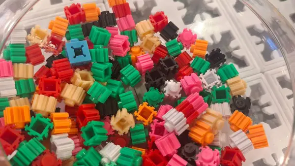 Beyaz arkaplanda renkli şekerler