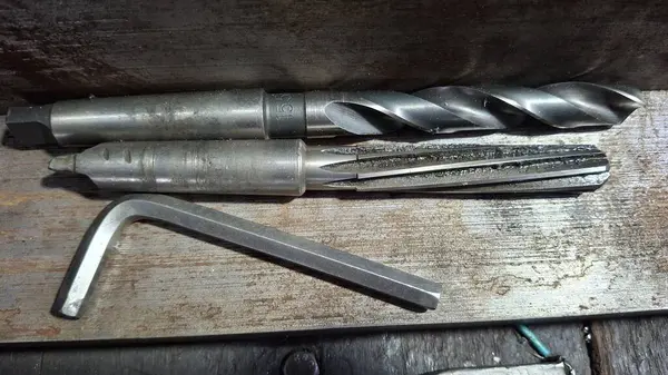 Gri arkaplanda metal araçlar