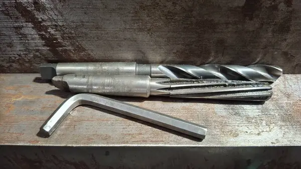 Eski paslı metal boru koyu arkaplanda