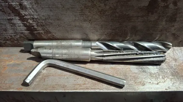 Masada metal matkabı olan çelik matkap..