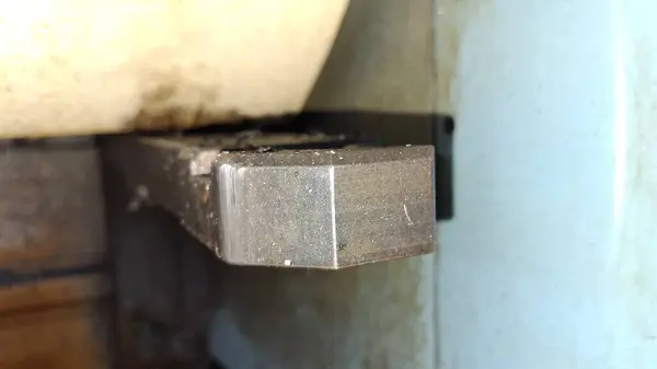 Paslı bir boruya yakın.