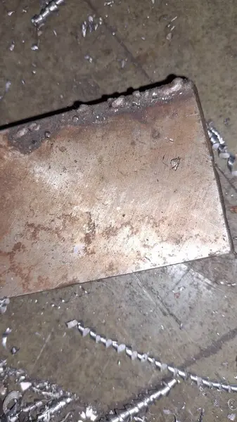 Beyaz arka planı olan paslı metal bir kapı.