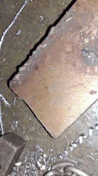 Metal saplı paslı metal bir doku.