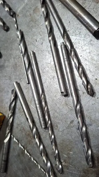 Arka planda metal matkap