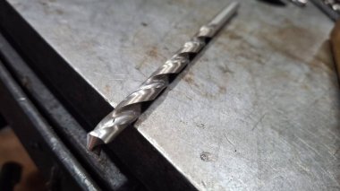 Metal sapı siyah arka planda siyah beyaz metal saplı siyah beyaz bir fotoğrafla kapatın.