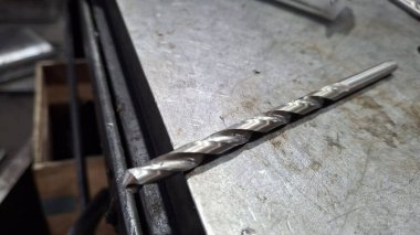 Siyah arkaplanda metal çubuk