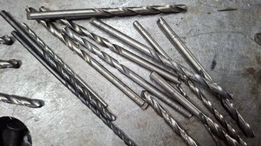 Ahşap arkaplan üzerinde çalışmak için çeşitli araçlar ve araçlar.