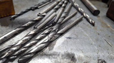 Atölyede metal matkap.