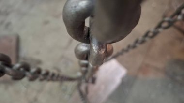 Kilitli metal zincir