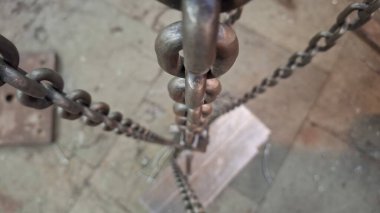 Fabrikada metal zincir.