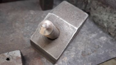 Bir atölyede metal ve metal ürünleri