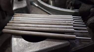 Metal bir boruya yakın.