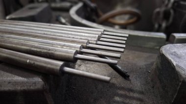 Metal bir çubuk ve metal bir boruya yakın durun.