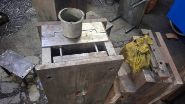 Metal boru kaynak yapma işlemidir.