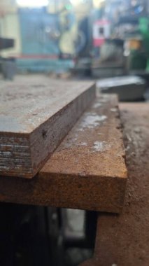 Tahta bir masaya yakın.