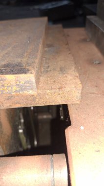 Eski paslı demir ve büyük bir metal.