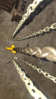 Beyaz zemin üzerinde metal zincir ve zincir