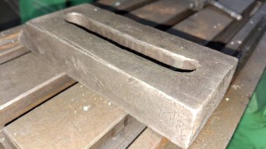 Tahta bir masaya yakın, saplı.