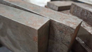 Yerdeki beton bloklar