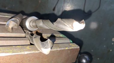 Eski paslı metal boru