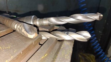 Farklı şekillerde metal borular.