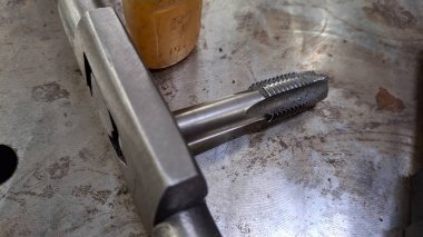 Metal matkabı kapat.