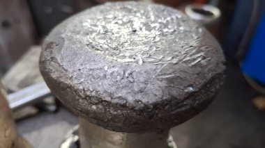 Eski paslı metal zincir