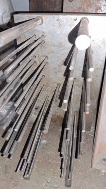 Çelik borulara yakın bir yerde.