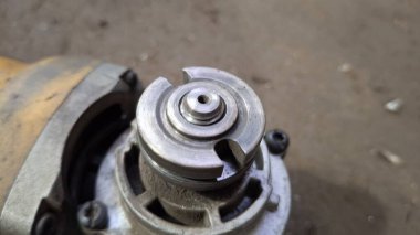 Zincirli eski bir araba tekerleği