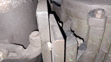 Saplı eski metal bir kapı.