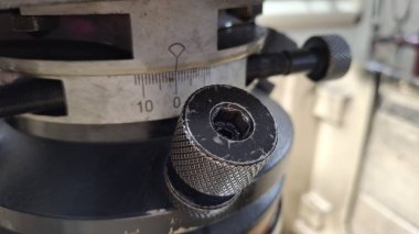 Atölyedeki eski metal boru.