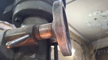 Metal bir boruya yakın.