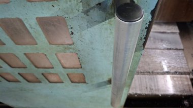 Metal bir boruya yakın.