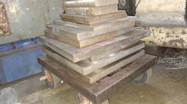 Ahşap zemin üzerinde metal parmaklıklar