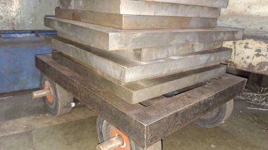 Atölyedeki metal ürünleri