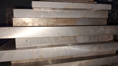 Ahşap kaplamalı metal plaka.