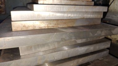 Atölyedeki gümüş külçeler